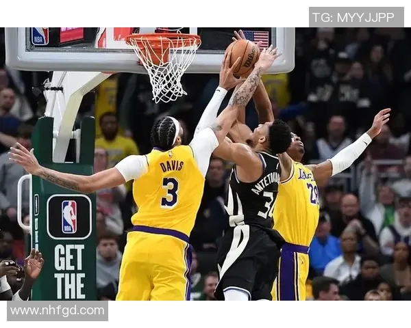 骑士与雄鹿激战正酣NBA赛场精彩瞬间回顾与分析 骑士与雄鹿激战正酣NBA赛场精彩瞬间回顾与分析